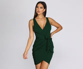 Mini-robe enveloppée de beauté